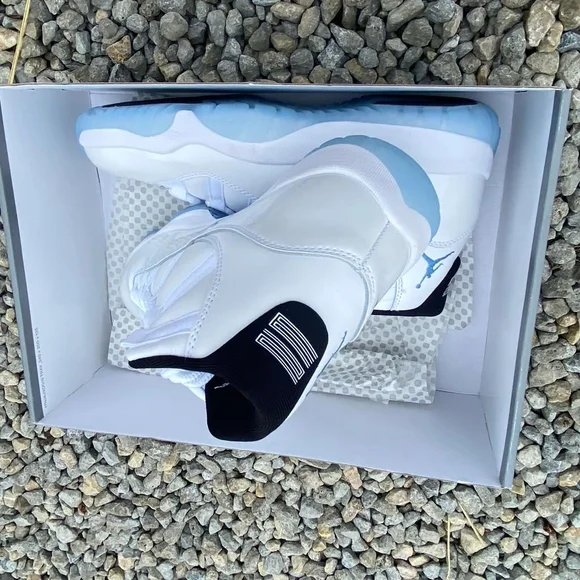 Size 10 air Jordan 11 Columbia new